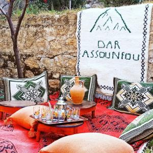 een tafel met glazen en een bord waarop staat bar asiel bij Dar assounfou in Demnat