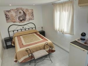 1 dormitorio con 1 cama en una habitación blanca en Casa Kalma, en Cazorla