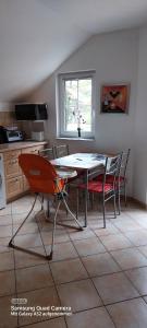 cocina con mesa y sillas en una habitación en Ferienwohnung Blütenstadt Werder-Havel, en Werder