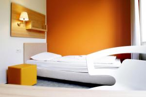 Postel nebo postele na pokoji v ubytování DRK-Tagungshotel-Dunant