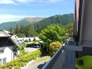een balkon met uitzicht op de bergen op de achtergrond bij Wakatipu View Apartments in Queenstown