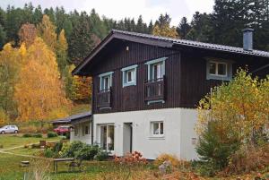 una casa in bianco e nero di Orańska a Miedzygorze