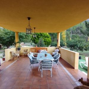 un patio con mesa y sillas. en Cortijo del Cuco, en Riópar