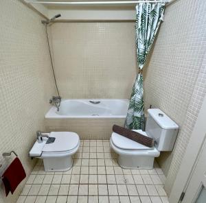 A bathroom at Gecko Apartment with private parking - 1 minutes from the oceanfront!