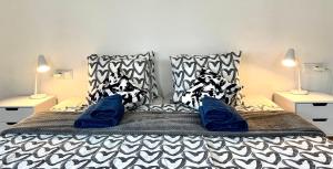 A bed or beds in a room at Gecko Apartment with private parking - 1 minutes from the oceanfront!