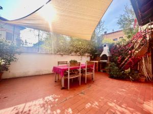 patio con tavolo rosa e sedie di Relax apartament - Besolagno GE 