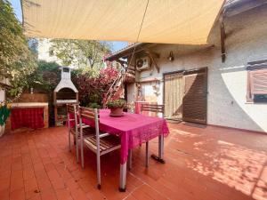 patio con tavolo e tovaglia rosa di Relax apartament - Besolagno GE 