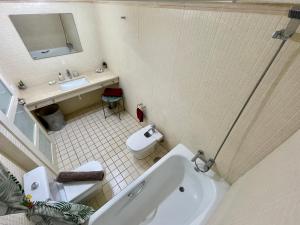 A bathroom at Gecko Apartment with private parking - 1 minutes from the oceanfront!