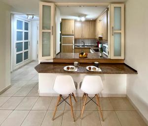 A kitchen or kitchenette at Gecko Apartment with private parking - 1 minutes from the oceanfront!