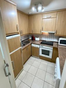 A kitchen or kitchenette at Gecko Apartment with private parking - 1 minutes from the oceanfront!