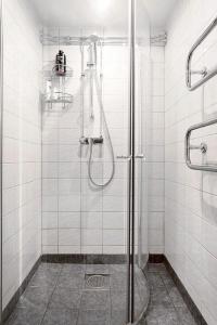 哥特堡的住宿－5:ans住宿加早餐酒店，浴室里设有玻璃门淋浴