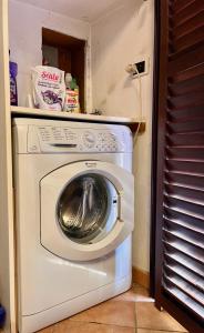 una lavatrice e un'asciugatrice in una stanza di Relax apartament - Besolagno GE 
