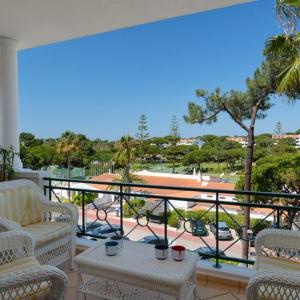 Apartment Kairi في فالي دو لوبو: شرفة مع كراسي وطاولة وإطلالة
