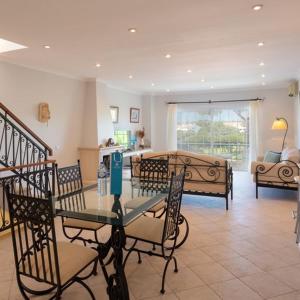 Apartment Kairi في فالي دو لوبو: غرفة معيشة مع طاولة طعام وكراسي