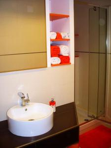 La salle de bains est pourvue d'un lavabo, d'une douche et de serviettes. dans l'établissement El Vinilo. Aparcamiento exterior gratuito, à Teruel