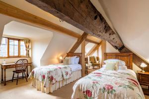 ラドローにあるThe Town House Ludlowの屋根裏のベッドルーム(ベッド2台、椅子付)