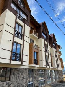 バクリアニにあるBakuriani Mix , Cozy 407のバルコニー付きの建物の外観