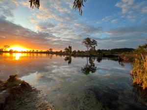 - un coucher de soleil sur un lac dans l'établissement Ybá Pitá, à Colonia del Sacramento