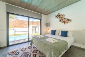 Ένα ή περισσότερα κρεβάτια σε δωμάτιο στο As Andorinhas - Walking distance to Monte Clerigo and Amoreira beaches +32 φωτογραφίες