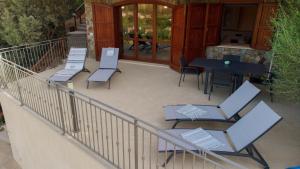 Un balcón con sillas, mesas y una mesa. en Cann'e Sisa Luxury Villa Perla Marina A, en Torre delle Stelle