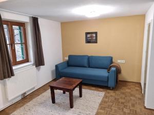 A seating area at Appartment Montfort