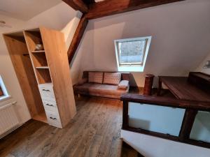 uma sala de estar com uma cama alta e uma secretária em Appartment Montfort em Feldkirch