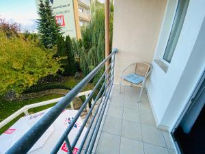 een stoel op het balkon van een gebouw bij Hotel Pietrak in Trzemeszno