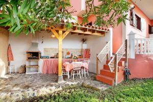 a patio with a table and a kitchen in a house at Apartament Studio Petite Paradise in La Laguna
