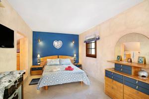 sypialnia z łóżkiem z niebieską ścianą w obiekcie Apartament Studio Petite Paradise w mieście La Laguna +16 zdjęć