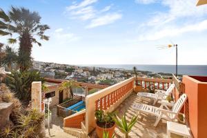een balkon met stoelen en uitzicht op de oceaan bij Apartament Studio Petite Paradise in La Laguna