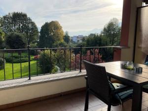 uma varanda com uma mesa e uma vista em Ascona: Sabrina Apt. 237 em Ascona