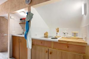 kuchnia ze zlewem i blatem w obiekcie Apartament Studio Petite Paradise w mieście La Laguna