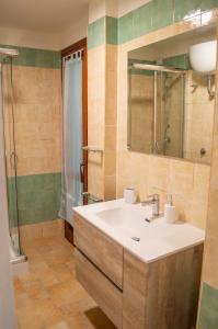 a bathroom with a sink and a shower at Cann'e Sisa Luxury Villa Perla Marina A in Torre delle Stelle