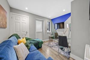a living room with a blue couch and a table at Stuning Central Oxford 2 Bedroom Flats Free WiFi in Oxford