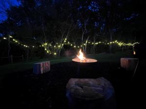 uma fogueira no meio de um quintal à noite em Moonlight Dome Tent em Tenby
