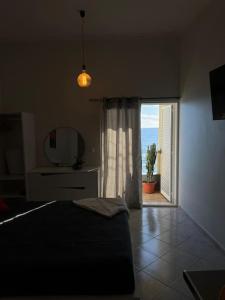 a bedroom with a bed and a view of the ocean at Pôr do Sol in Funchal