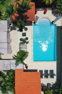 Kolam renang di atau dekat dengan Maison charmante avec piscine et spa à Fort-de-France