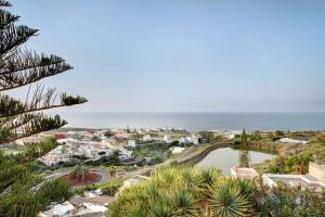 une vue d'une ville avec l'océan en arrière-plan dans l'établissement Casa Petite Paradise, à La Laguna
