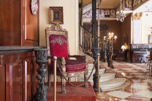 Posezení v ubytování Le Metropole Luxury Heritage Hotel Since 1902 by Paradise Inn Group