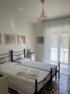 een slaapkamer met een groot bed en een raam bij Casa Gelindo - large and fine apartment with two bathrooms in Sestri Levante