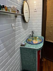 a bathroom with a sink and a mirror at Chambres d'hôtes Place Balanant in Buzançais
