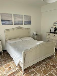 Een bed of bedden in een kamer bij Casa Gelindo - large and fine apartment with two bathrooms
