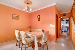 A seating area at Villa Petite Paradise