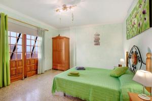 A bed or beds in a room at Villa Petite Paradise