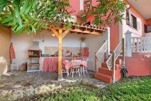 a patio with a table and a kitchen in a house at Villa Petite Paradise in Las Lagunas