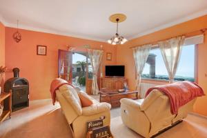 A television and/or entertainment centre at Villa Petite Paradise