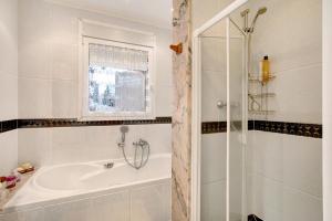 A bathroom at Villa Petite Paradise