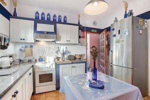 A kitchen or kitchenette at Villa Petite Paradise