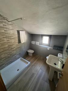 een badkamer met een douche, een wastafel en een toilet bij Casa rural huertas largas in Casarabonela