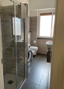 een badkamer met een douche, een toilet en een wastafel bij Casa Gelindo - large and fine apartment with two bathrooms in Sestri Levante